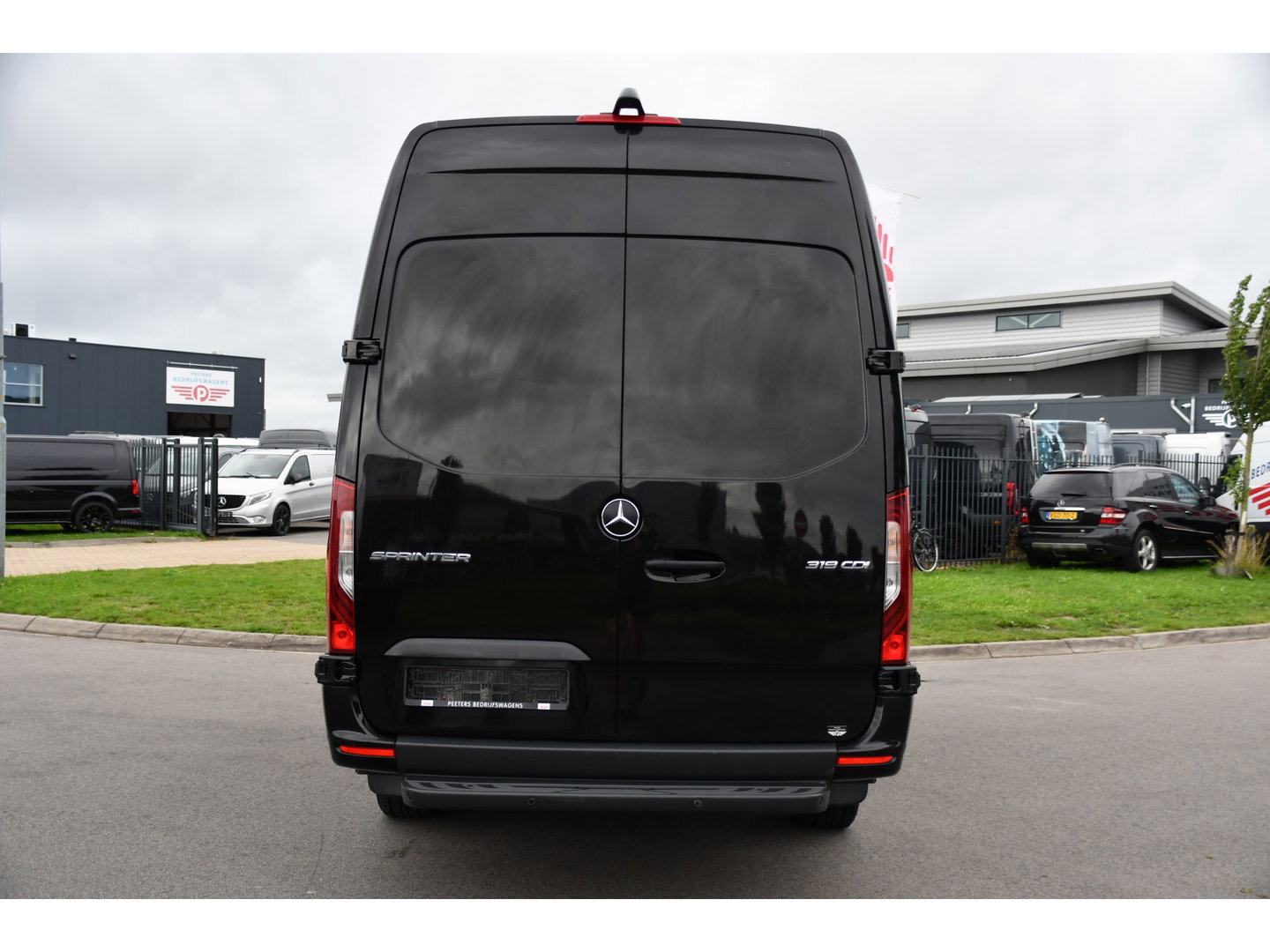 Mercedes-Benz Sprinter 319 V6 3.0 CDI L3H2 Black Edition Adaptieve Cruise, 360 Camera, Carplay, LED, Voorruit verwarming, Automaat, 10,5'' Mbux, NAVI, 2 x Geveerde stoel, Uniek!