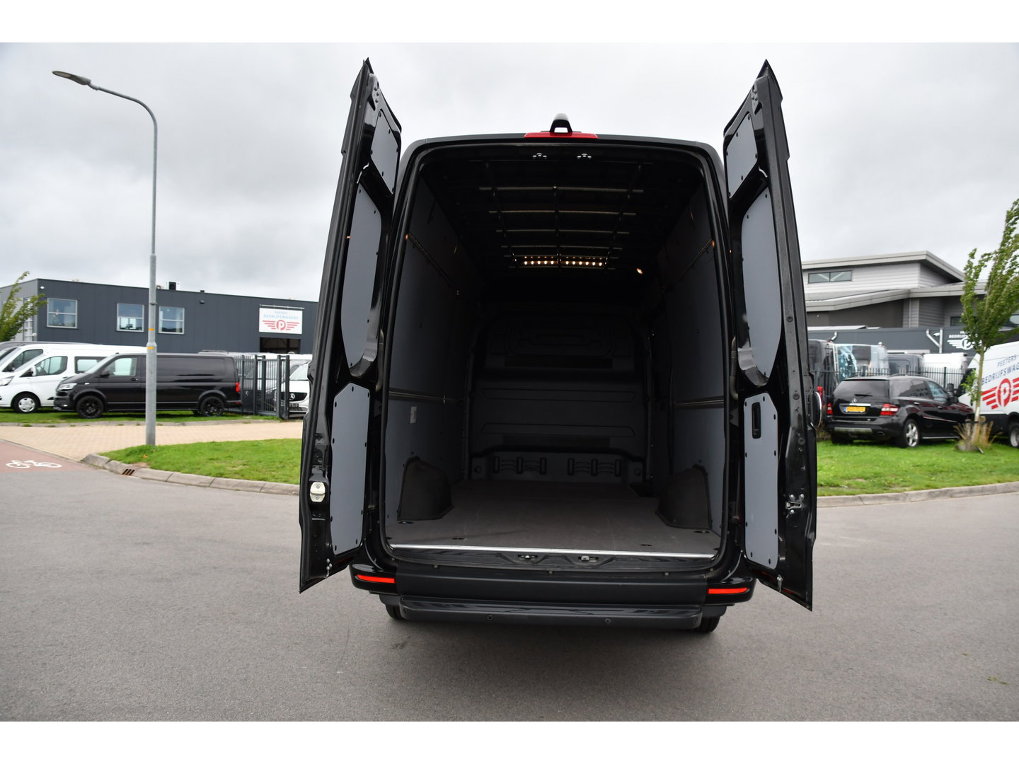 Mercedes-Benz Sprinter 319 V6 3.0 CDI L3H2 Black Edition Adaptieve Cruise, 360 Camera, Carplay, LED, Voorruit verwarming, Automaat, 10,5'' Mbux, NAVI, 2 x Geveerde stoel, Uniek!