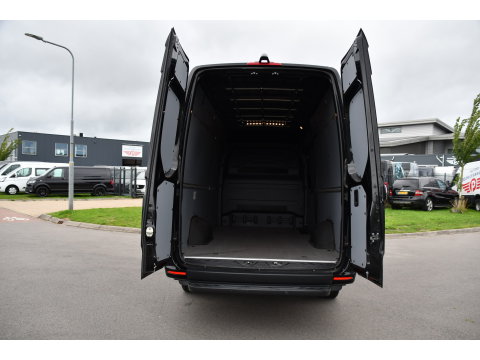 Mercedes-Benz Sprinter 319 V6 3.0 CDI L3H2 Black Edition Adaptieve Cruise, 360 Camera, Carplay, LED, Voorruit verwarming, Automaat, 10,5'' Mbux, NAVI, 2 x Geveerde stoel, Uniek!