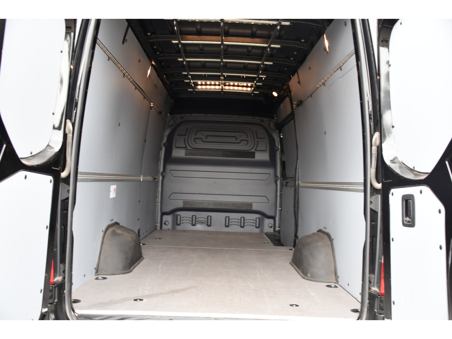 Mercedes-Benz Sprinter 319 V6 3.0 CDI L3H2 Black Edition Adaptieve Cruise, 360 Camera, Carplay, LED, Voorruit verwarming, Automaat, 10,5'' Mbux, NAVI, 2 x Geveerde stoel, Uniek!
