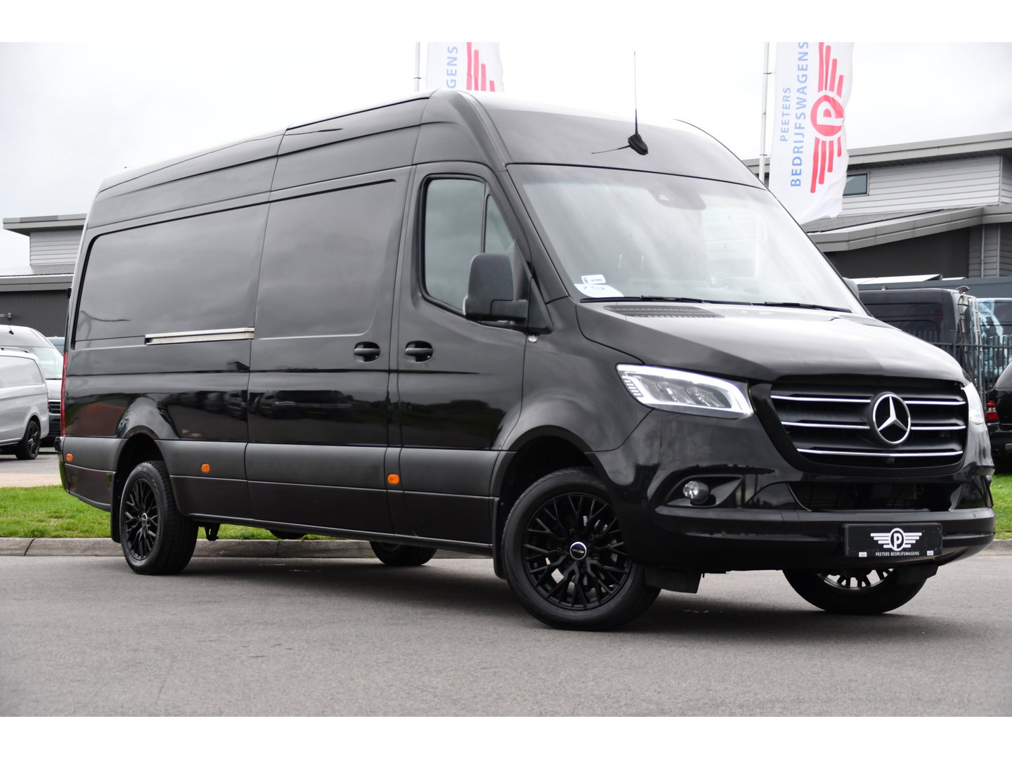 Mercedes-Benz Sprinter 319 V6 3.0 CDI L3H2 Black Edition Adaptieve Cruise, 360 Camera, Carplay, LED, Voorruit verwarming, Automaat, 10,5'' Mbux, NAVI, 2 x Geveerde stoel, Uniek!