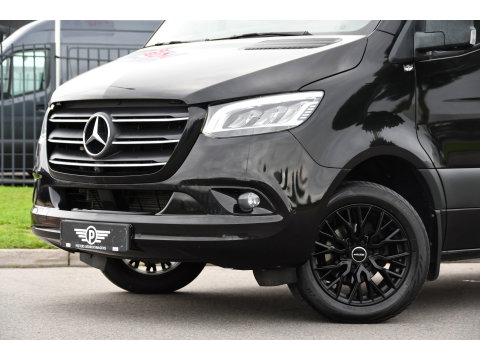Mercedes-Benz Sprinter 319 V6 3.0 CDI L3H2 Black Edition Adaptieve Cruise, 360 Camera, Carplay, LED, Voorruit verwarming, Automaat, 10,5'' Mbux, NAVI, 2 x Geveerde stoel, Uniek!