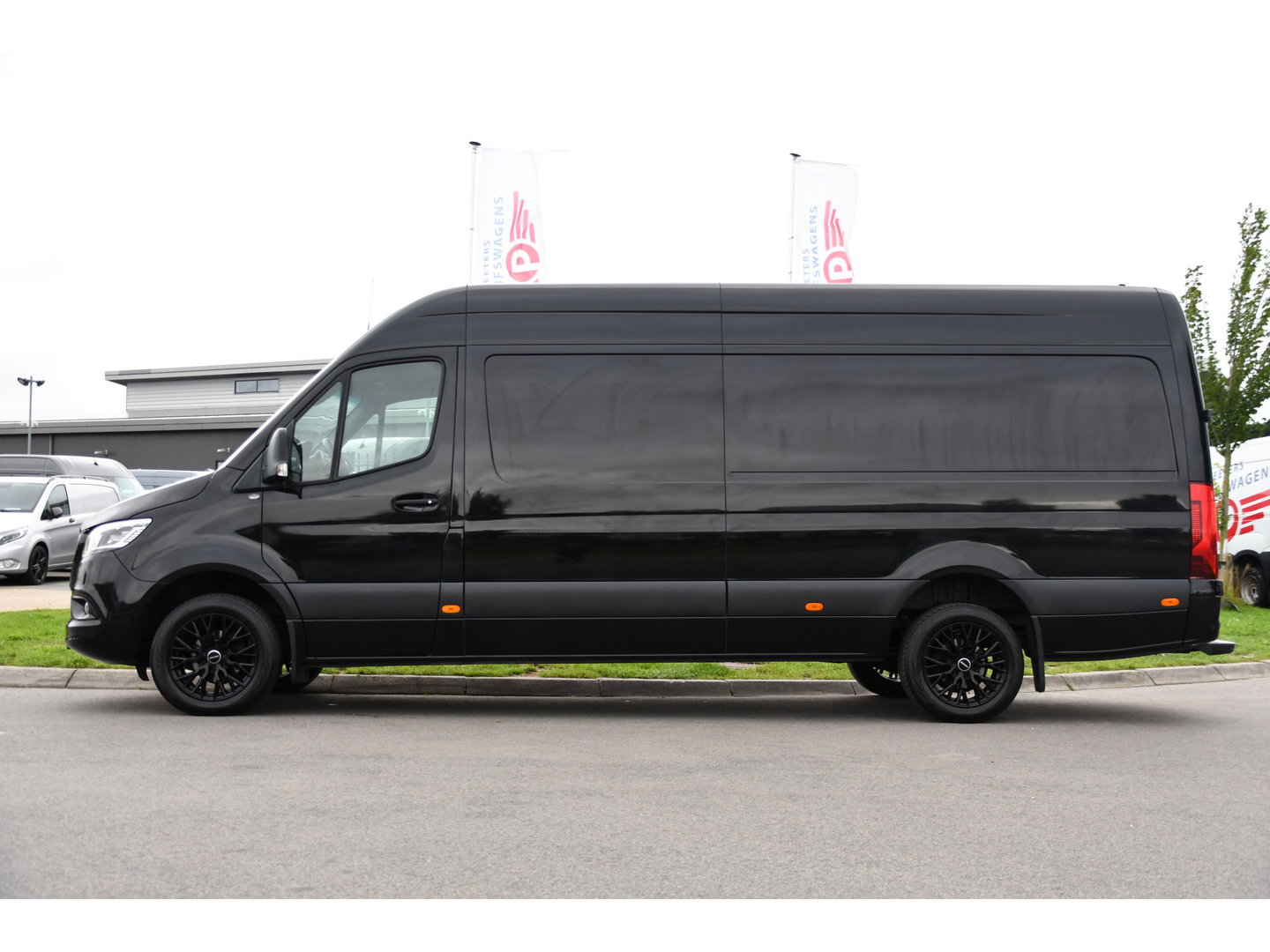 Mercedes-Benz Sprinter 319 V6 3.0 CDI L3H2 Black Edition Adaptieve Cruise, 360 Camera, Carplay, LED, Voorruit verwarming, Automaat, 10,5'' Mbux, NAVI, 2 x Geveerde stoel, Uniek!