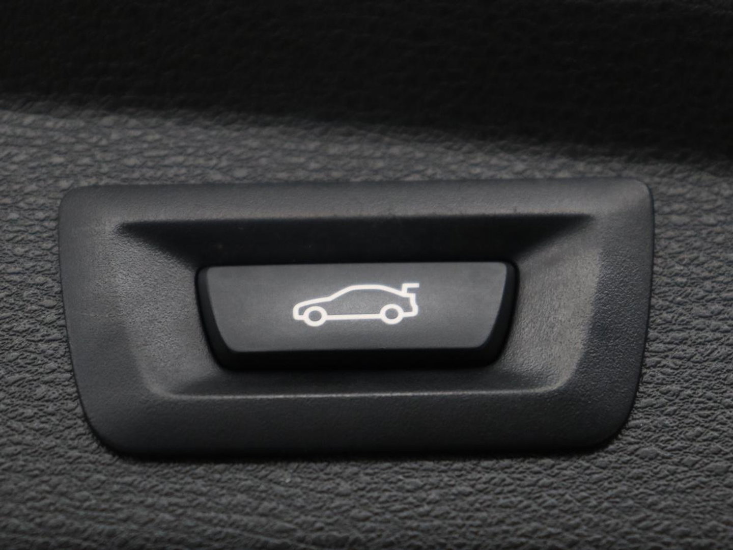 BMW X2 xDrive25e High Executive | Pano-Dak | Stoelverwarming | LED | Navigatie |