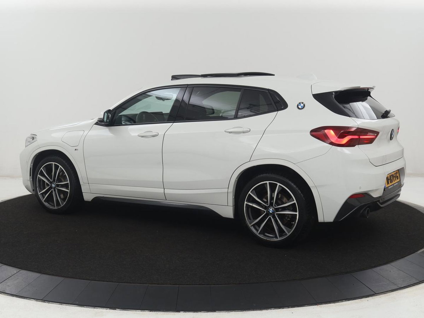 BMW X2 xDrive25e High Executive | Pano-Dak | Stoelverwarming | LED | Navigatie |
