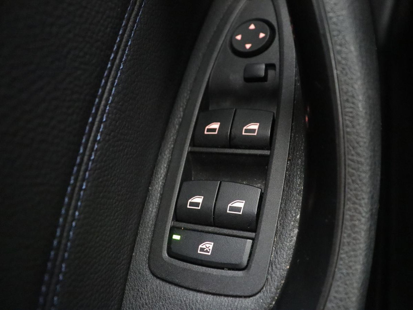 BMW X2 xDrive25e High Executive | Pano-Dak | Stoelverwarming | LED | Navigatie |