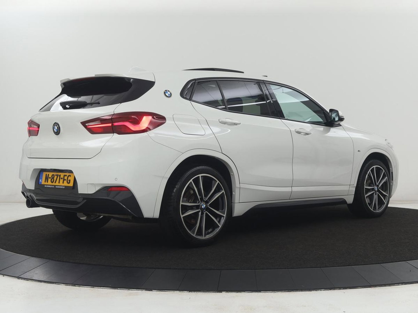 BMW X2 xDrive25e High Executive | Pano-Dak | Stoelverwarming | LED | Navigatie |