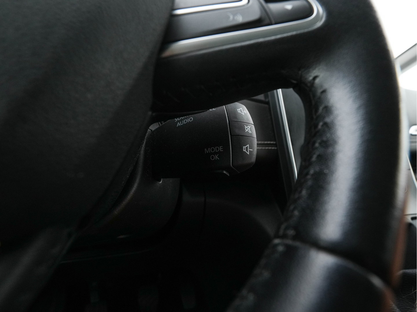 Renault Grand Scénic 1.2 TCe Intens [ 7-Pers. ] *LEATHER-FABRIC | DIGI-COCKPIT | DAB | KEYLESS | CAMERA | NAVI-FULLMAP | PRIVACY-GLASS | ECC | PDC | TOWBAR | AMBIENTLIGHT | BLINDSPOT | LANE-ASSIST | 20''ALU *