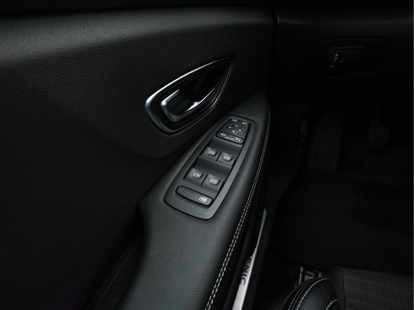 Renault Grand Scénic 1.2 TCe Intens [ 7-Pers. ] *LEATHER-FABRIC | DIGI-COCKPIT | DAB | KEYLESS | CAMERA | NAVI-FULLMAP | PRIVACY-GLASS | ECC | PDC | TOWBAR | AMBIENTLIGHT | BLINDSPOT | LANE-ASSIST | 20''ALU *