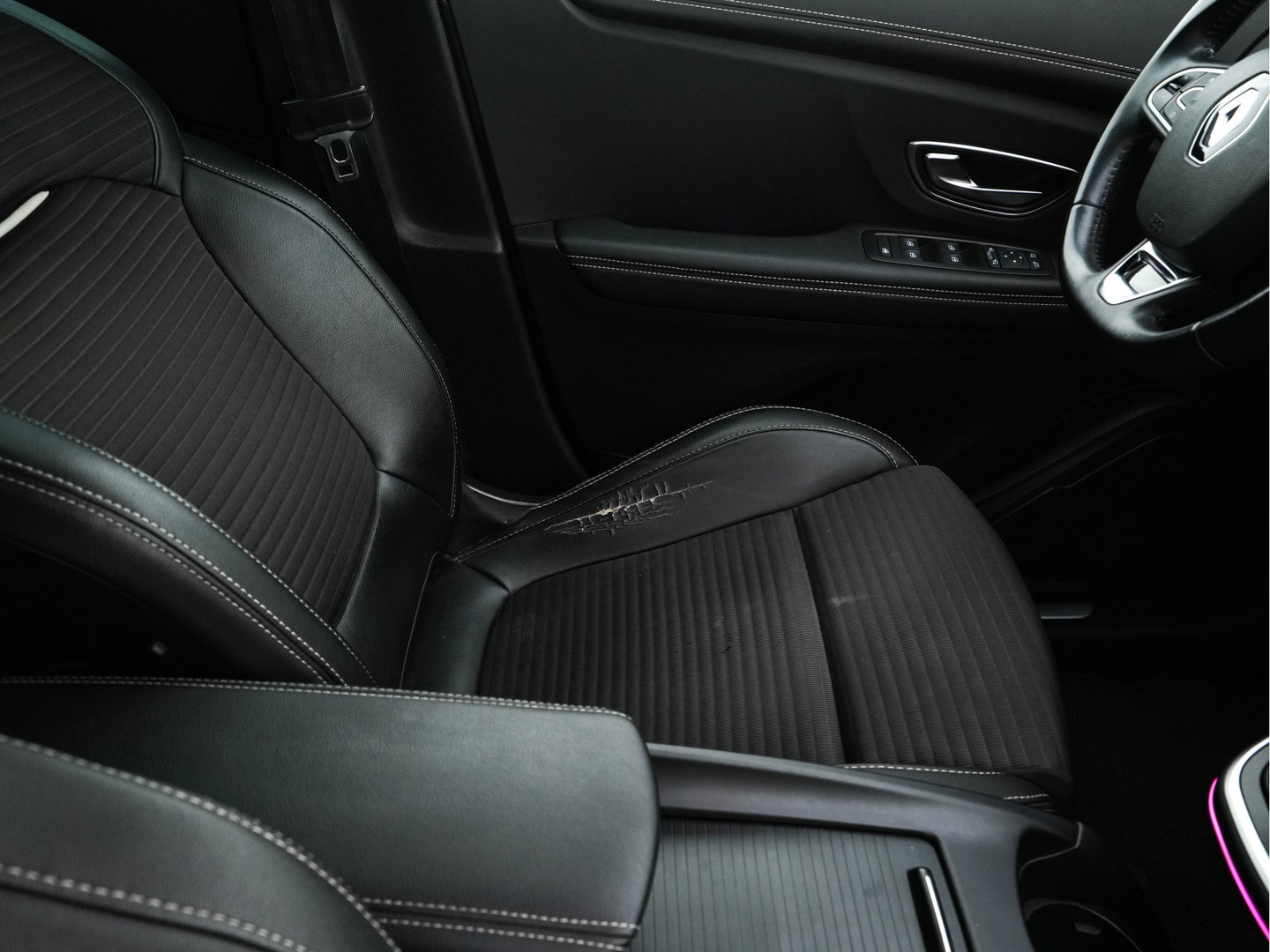 Renault Grand Scénic 1.2 TCe Intens [ 7-Pers. ] *LEATHER-FABRIC | DIGI-COCKPIT | DAB | KEYLESS | CAMERA | NAVI-FULLMAP | PRIVACY-GLASS | ECC | PDC | TOWBAR | AMBIENTLIGHT | BLINDSPOT | LANE-ASSIST | 20''ALU *