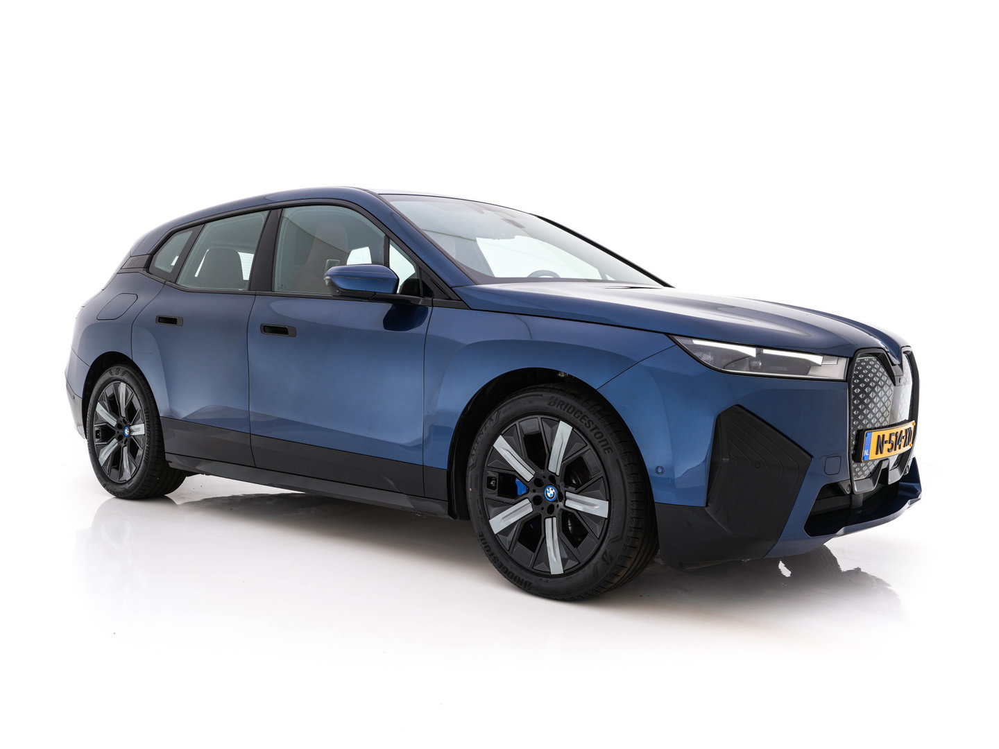 BMW iX xDrive40 High Executive 77 kWh AWD [ 3-Fase-11kW ] {SoH-100%} (INCL-BTW) *LEATHER | TOPVIEW | FULL-LED | MEMORY-PACK | HARMAN/KARDON | BLINDSPOT | WIDESCREEN-COCKPIT | HEATED-COMFORTSEATS | DAB | AMBIENTLIGHT | NAVI-FULLMAP | TOWBAR | HEAD-UP | 21''ALU*