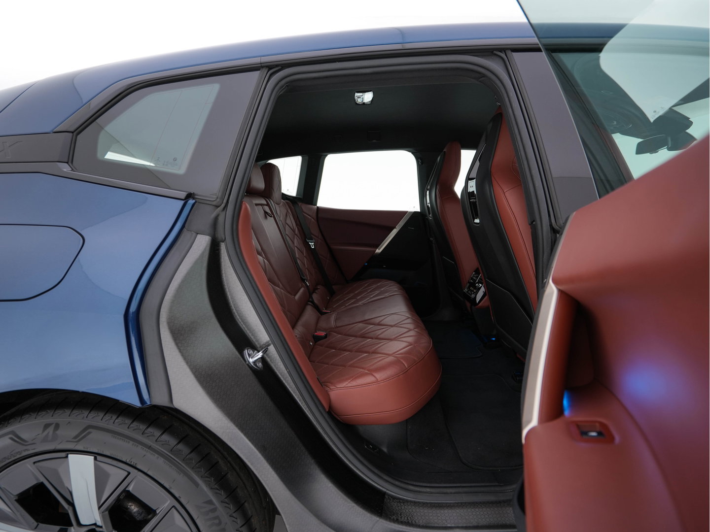 BMW iX xDrive40 High Executive 77 kWh AWD [ 3-Fase-11kW ] {SoH-100%} (INCL-BTW) *LEATHER | TOPVIEW | FULL-LED | MEMORY-PACK | HARMAN/KARDON | BLINDSPOT | WIDESCREEN-COCKPIT | HEATED-COMFORTSEATS | DAB | AMBIENTLIGHT | NAVI-FULLMAP | TOWBAR | HEAD-UP | 21''ALU*