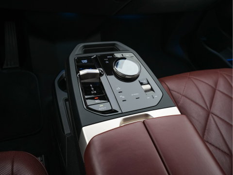 BMW iX xDrive40 High Executive 77 kWh AWD [ 3-Fase-11kW ] {SoH-100%} (INCL-BTW) *LEATHER | TOPVIEW | FULL-LED | MEMORY-PACK | HARMAN/KARDON | BLINDSPOT | WIDESCREEN-COCKPIT | HEATED-COMFORTSEATS | DAB | AMBIENTLIGHT | NAVI-FULLMAP | TOWBAR | HEAD-UP | 21''ALU*