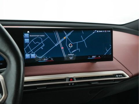 BMW iX xDrive40 High Executive 77 kWh AWD [ 3-Fase-11kW ] {SoH-100%} (INCL-BTW) *LEATHER | TOPVIEW | FULL-LED | MEMORY-PACK | HARMAN/KARDON | BLINDSPOT | WIDESCREEN-COCKPIT | HEATED-COMFORTSEATS | DAB | AMBIENTLIGHT | NAVI-FULLMAP | TOWBAR | HEAD-UP | 21''ALU*