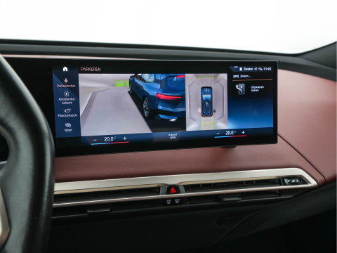 BMW iX xDrive40 High Executive 77 kWh AWD [ 3-Fase-11kW ] {SoH-100%} (INCL-BTW) *LEATHER | TOPVIEW | FULL-LED | MEMORY-PACK | HARMAN/KARDON | BLINDSPOT | WIDESCREEN-COCKPIT | HEATED-COMFORTSEATS | DAB | AMBIENTLIGHT | NAVI-FULLMAP | TOWBAR | HEAD-UP | 21''ALU*