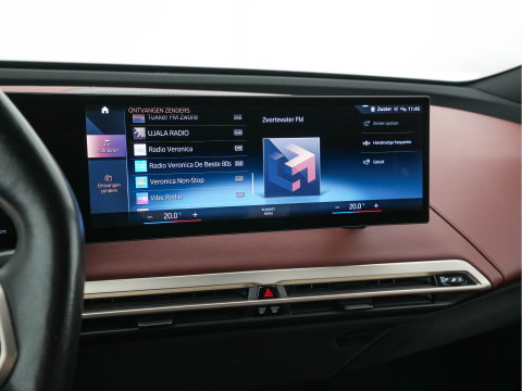 BMW iX xDrive40 High Executive 77 kWh AWD [ 3-Fase-11kW ] {SoH-100%} (INCL-BTW) *LEATHER | TOPVIEW | FULL-LED | MEMORY-PACK | HARMAN/KARDON | BLINDSPOT | WIDESCREEN-COCKPIT | HEATED-COMFORTSEATS | DAB | AMBIENTLIGHT | NAVI-FULLMAP | TOWBAR | HEAD-UP | 21''ALU*
