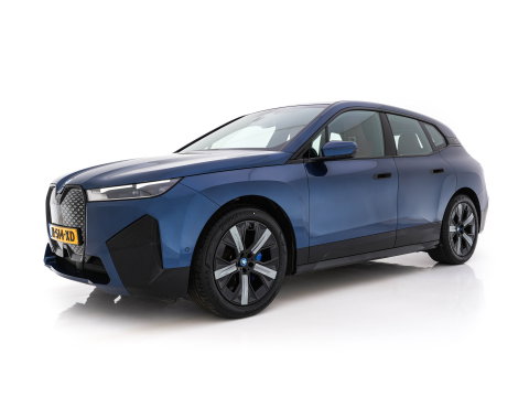 BMW iX xDrive40 High Executive 77 kWh AWD [ 3-Fase-11kW ] {SoH-100%} (INCL-BTW) *LEATHER | TOPVIEW | FULL-LED | MEMORY-PACK | HARMAN/KARDON | BLINDSPOT | WIDESCREEN-COCKPIT | HEATED-COMFORTSEATS | DAB | AMBIENTLIGHT | NAVI-FULLMAP | TOWBAR | HEAD-UP | 21''ALU*