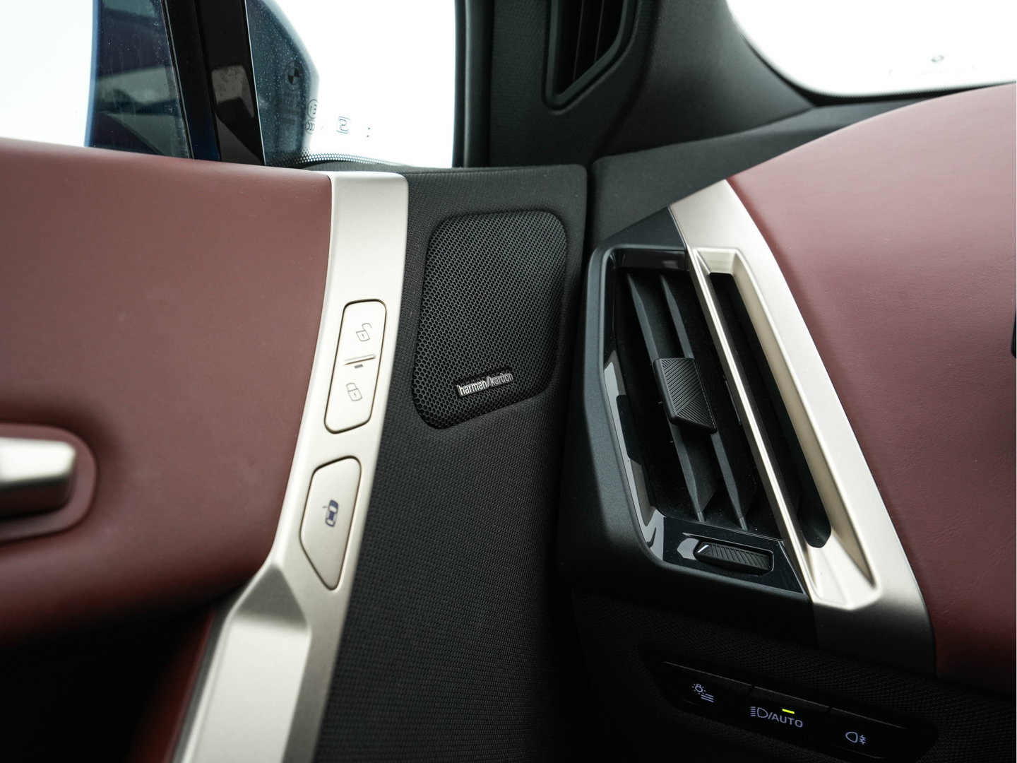 BMW iX xDrive40 High Executive 77 kWh AWD [ 3-Fase-11kW ] {SoH-100%} (INCL-BTW) *LEATHER | TOPVIEW | FULL-LED | MEMORY-PACK | HARMAN/KARDON | BLINDSPOT | WIDESCREEN-COCKPIT | HEATED-COMFORTSEATS | DAB | AMBIENTLIGHT | NAVI-FULLMAP | TOWBAR | HEAD-UP | 21''ALU*