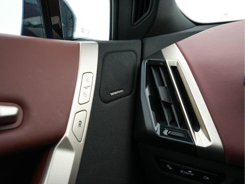BMW iX xDrive40 High Executive 77 kWh AWD [ 3-Fase-11kW ] {SoH-100%} (INCL-BTW) *LEATHER | TOPVIEW | FULL-LED | MEMORY-PACK | HARMAN/KARDON | BLINDSPOT | WIDESCREEN-COCKPIT | HEATED-COMFORTSEATS | DAB | AMBIENTLIGHT | NAVI-FULLMAP | TOWBAR | HEAD-UP | 21''ALU*