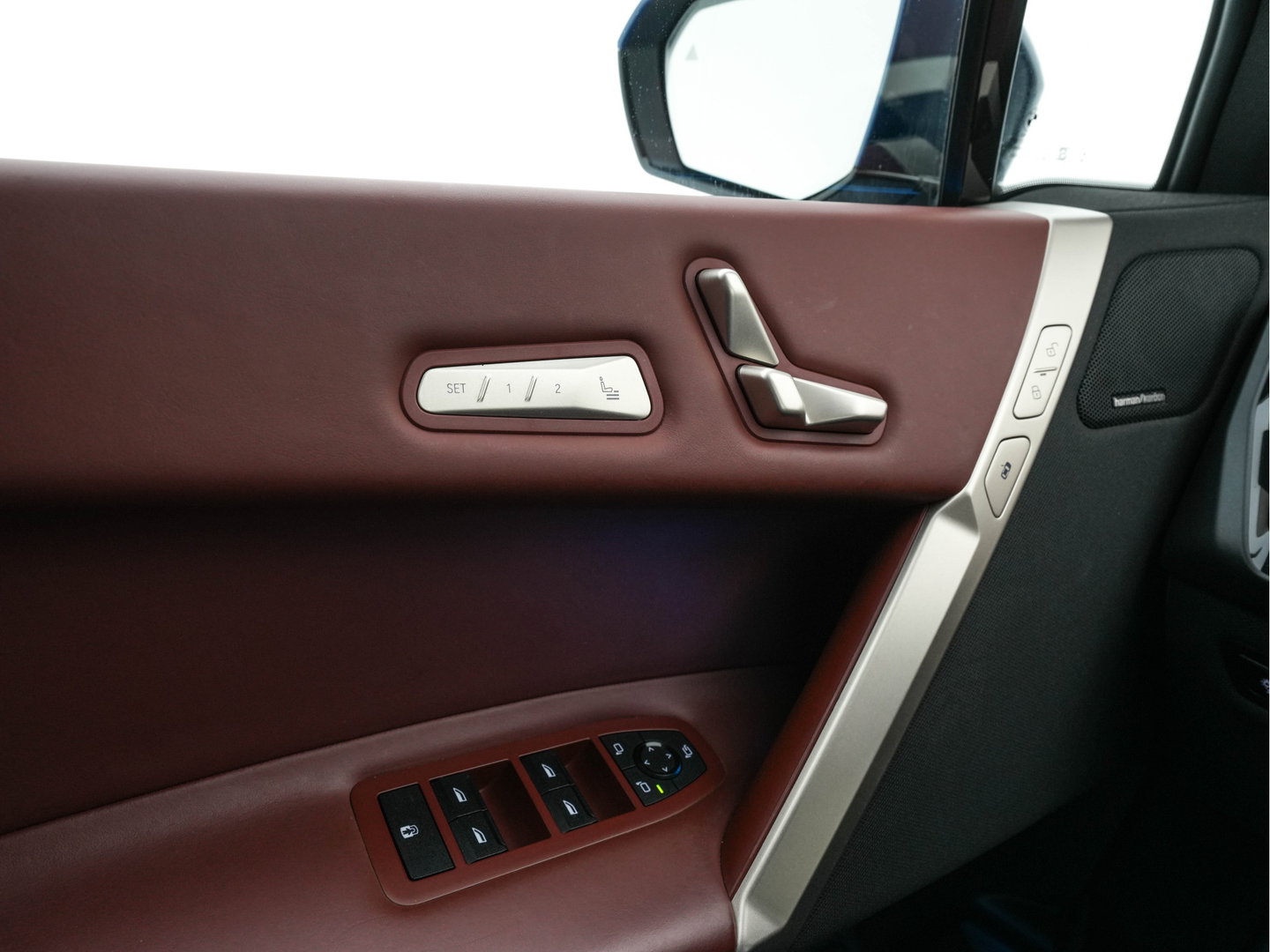 BMW iX xDrive40 High Executive 77 kWh AWD [ 3-Fase-11kW ] {SoH-100%} (INCL-BTW) *LEATHER | TOPVIEW | FULL-LED | MEMORY-PACK | HARMAN/KARDON | BLINDSPOT | WIDESCREEN-COCKPIT | HEATED-COMFORTSEATS | DAB | AMBIENTLIGHT | NAVI-FULLMAP | TOWBAR | HEAD-UP | 21''ALU*