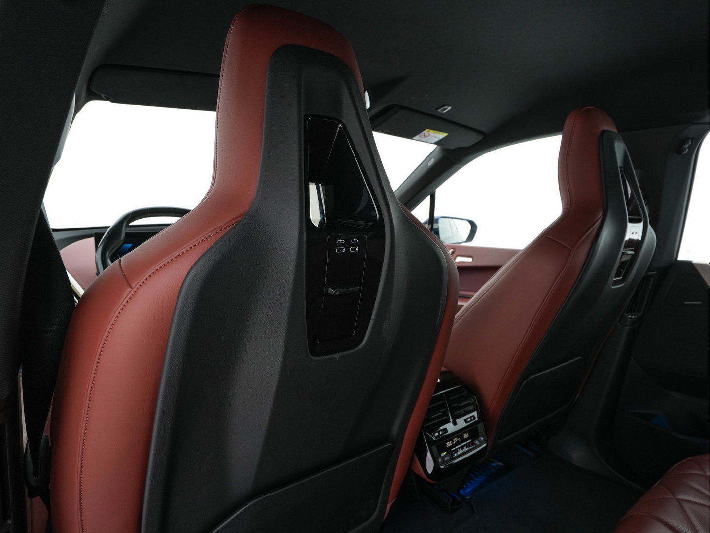 BMW iX xDrive40 High Executive 77 kWh AWD [ 3-Fase-11kW ] {SoH-100%} (INCL-BTW) *LEATHER | TOPVIEW | FULL-LED | MEMORY-PACK | HARMAN/KARDON | BLINDSPOT | WIDESCREEN-COCKPIT | HEATED-COMFORTSEATS | DAB | AMBIENTLIGHT | NAVI-FULLMAP | TOWBAR | HEAD-UP | 21''ALU*