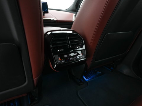 BMW iX xDrive40 High Executive 77 kWh AWD [ 3-Fase-11kW ] {SoH-100%} (INCL-BTW) *LEATHER | TOPVIEW | FULL-LED | MEMORY-PACK | HARMAN/KARDON | BLINDSPOT | WIDESCREEN-COCKPIT | HEATED-COMFORTSEATS | DAB | AMBIENTLIGHT | NAVI-FULLMAP | TOWBAR | HEAD-UP | 21''ALU*