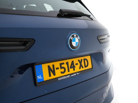 BMW iX xDrive40 High Executive 77 kWh AWD [ 3-Fase-11kW ] {SoH-100%} (INCL-BTW) *LEATHER | TOPVIEW | FULL-LED | MEMORY-PACK | HARMAN/KARDON | BLINDSPOT | WIDESCREEN-COCKPIT | HEATED-COMFORTSEATS | DAB | AMBIENTLIGHT | NAVI-FULLMAP | TOWBAR | HEAD-UP | 21''ALU*