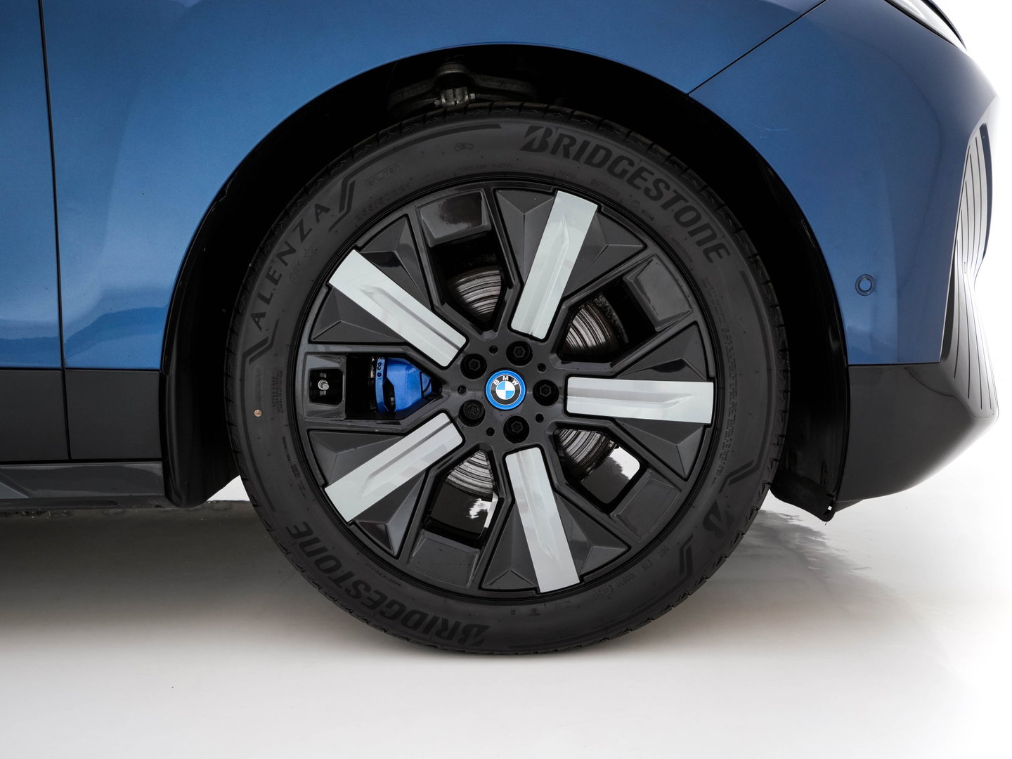 BMW iX xDrive40 High Executive 77 kWh AWD [ 3-Fase-11kW ] {SoH-100%} (INCL-BTW) *LEATHER | TOPVIEW | FULL-LED | MEMORY-PACK | HARMAN/KARDON | BLINDSPOT | WIDESCREEN-COCKPIT | HEATED-COMFORTSEATS | DAB | AMBIENTLIGHT | NAVI-FULLMAP | TOWBAR | HEAD-UP | 21''ALU*