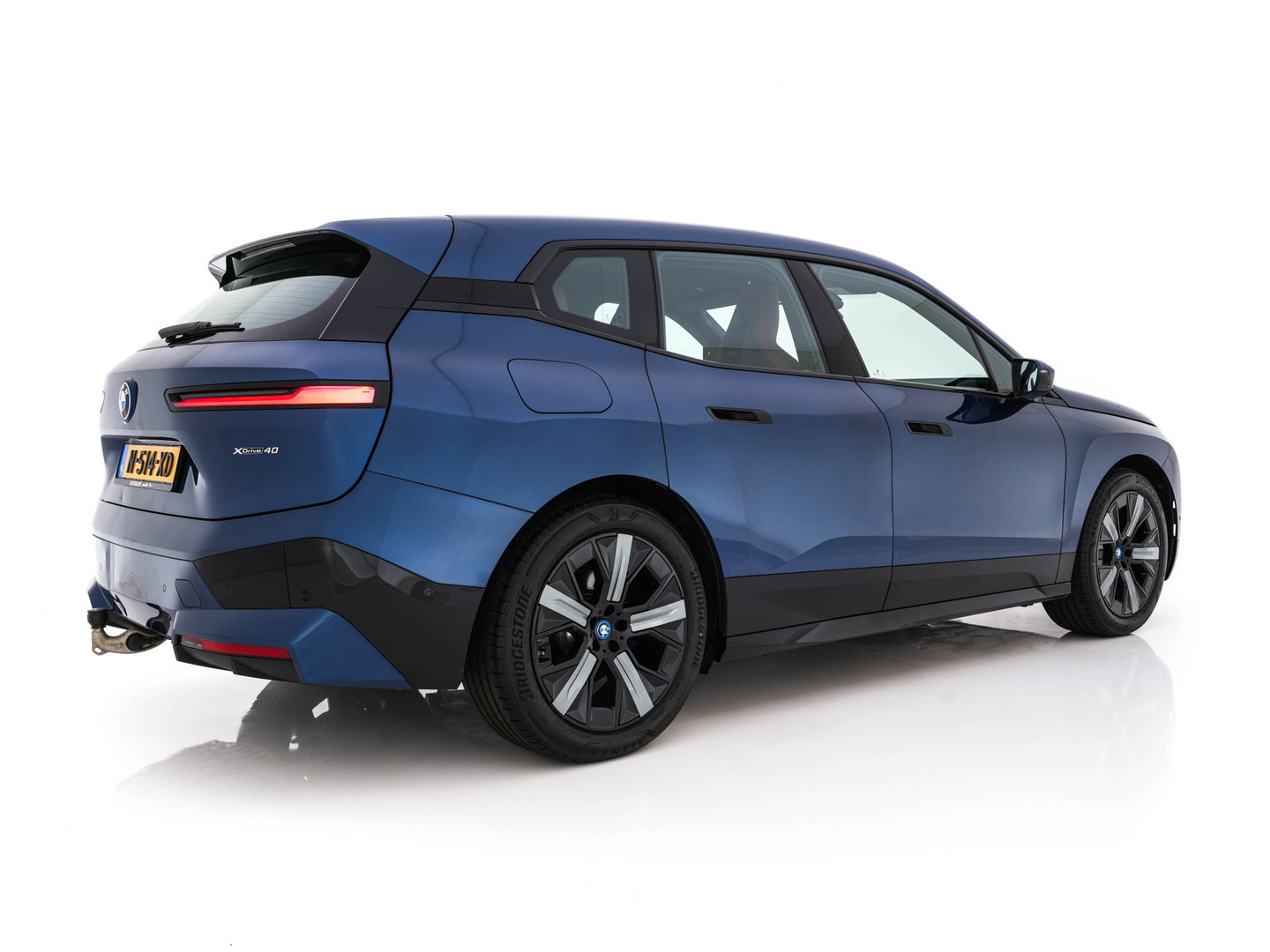 BMW iX xDrive40 High Executive 77 kWh AWD [ 3-Fase-11kW ] {SoH-100%} (INCL-BTW) *LEATHER | TOPVIEW | FULL-LED | MEMORY-PACK | HARMAN/KARDON | BLINDSPOT | WIDESCREEN-COCKPIT | HEATED-COMFORTSEATS | DAB | AMBIENTLIGHT | NAVI-FULLMAP | TOWBAR | HEAD-UP | 21''ALU*