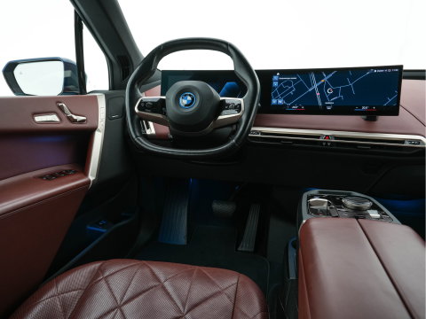 BMW iX xDrive40 High Executive 77 kWh AWD [ 3-Fase-11kW ] {SoH-100%} (INCL-BTW) *LEATHER | TOPVIEW | FULL-LED | MEMORY-PACK | HARMAN/KARDON | BLINDSPOT | WIDESCREEN-COCKPIT | HEATED-COMFORTSEATS | DAB | AMBIENTLIGHT | NAVI-FULLMAP | TOWBAR | HEAD-UP | 21''ALU*