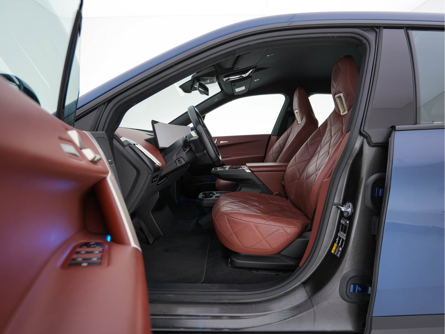 BMW iX xDrive40 High Executive 77 kWh AWD [ 3-Fase-11kW ] {SoH-100%} (INCL-BTW) *LEATHER | TOPVIEW | FULL-LED | MEMORY-PACK | HARMAN/KARDON | BLINDSPOT | WIDESCREEN-COCKPIT | HEATED-COMFORTSEATS | DAB | AMBIENTLIGHT | NAVI-FULLMAP | TOWBAR | HEAD-UP | 21''ALU*