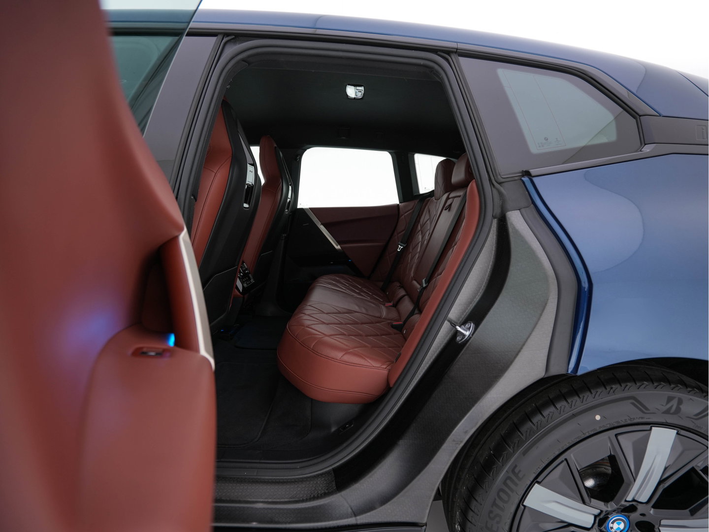BMW iX xDrive40 High Executive 77 kWh AWD [ 3-Fase-11kW ] {SoH-100%} (INCL-BTW) *LEATHER | TOPVIEW | FULL-LED | MEMORY-PACK | HARMAN/KARDON | BLINDSPOT | WIDESCREEN-COCKPIT | HEATED-COMFORTSEATS | DAB | AMBIENTLIGHT | NAVI-FULLMAP | TOWBAR | HEAD-UP | 21''ALU*