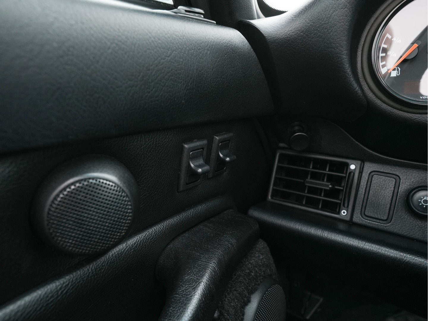 Porsche 911 Cabrio 993 Carrera Aut. *CABRIO | LEATHER | TIPTRONIC | AIRCO | CRUISE | SHIFTPADDLES | ALU-WHEELS | PORSCHE-RADIO/CD | LITRONIC-XENON*