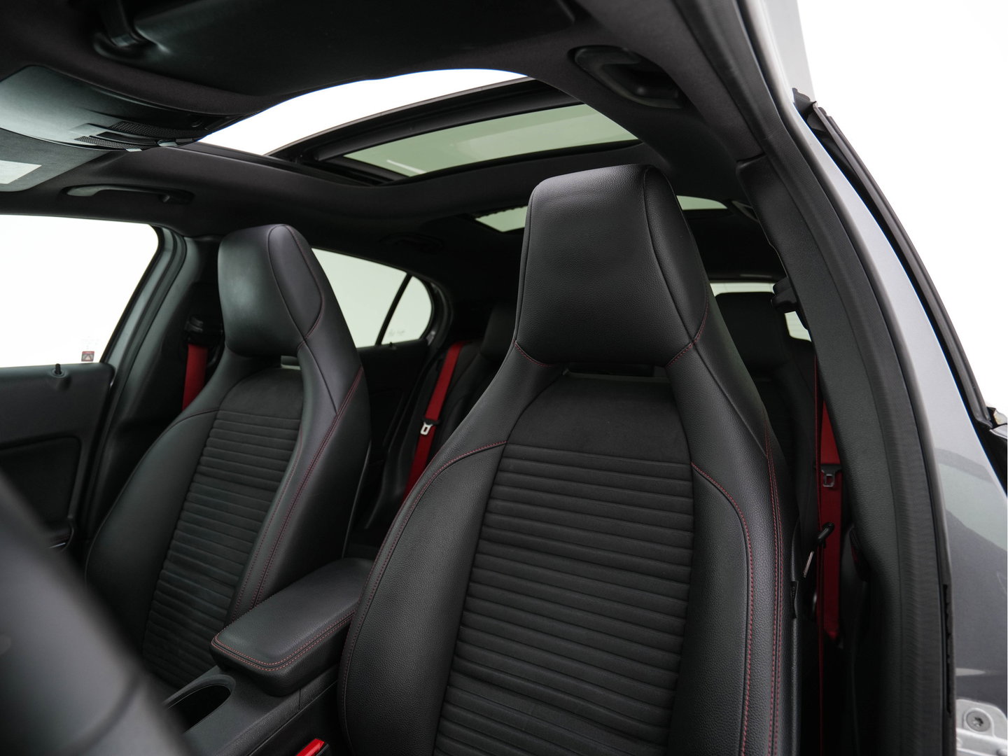 Mercedes-Benz GLA AMG 45 4MATIC *PANO | XENON | LEATHER-ALCANTARA | MEMORY-PACK | HARMAN/KARDON-AUDIO | KEYLESS |  CAMERA | SPORT-SEATS | HEATED-SEATS | NAVI-FULLMAP | SHIFT-PADDLES  | ECC | PDC | CRUISE | 20''ALU*