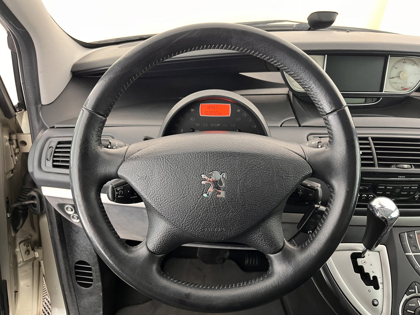 Peugeot 807 2.0 HDiF ST [ 7-Pers. ] Aut. *NAVI-FULLMAP | XENON | VELOURS-COMFORT-SEATS | HEATED-SEATS | ECC | PDC | CRUISE | TOWBAR | 16''ALU*