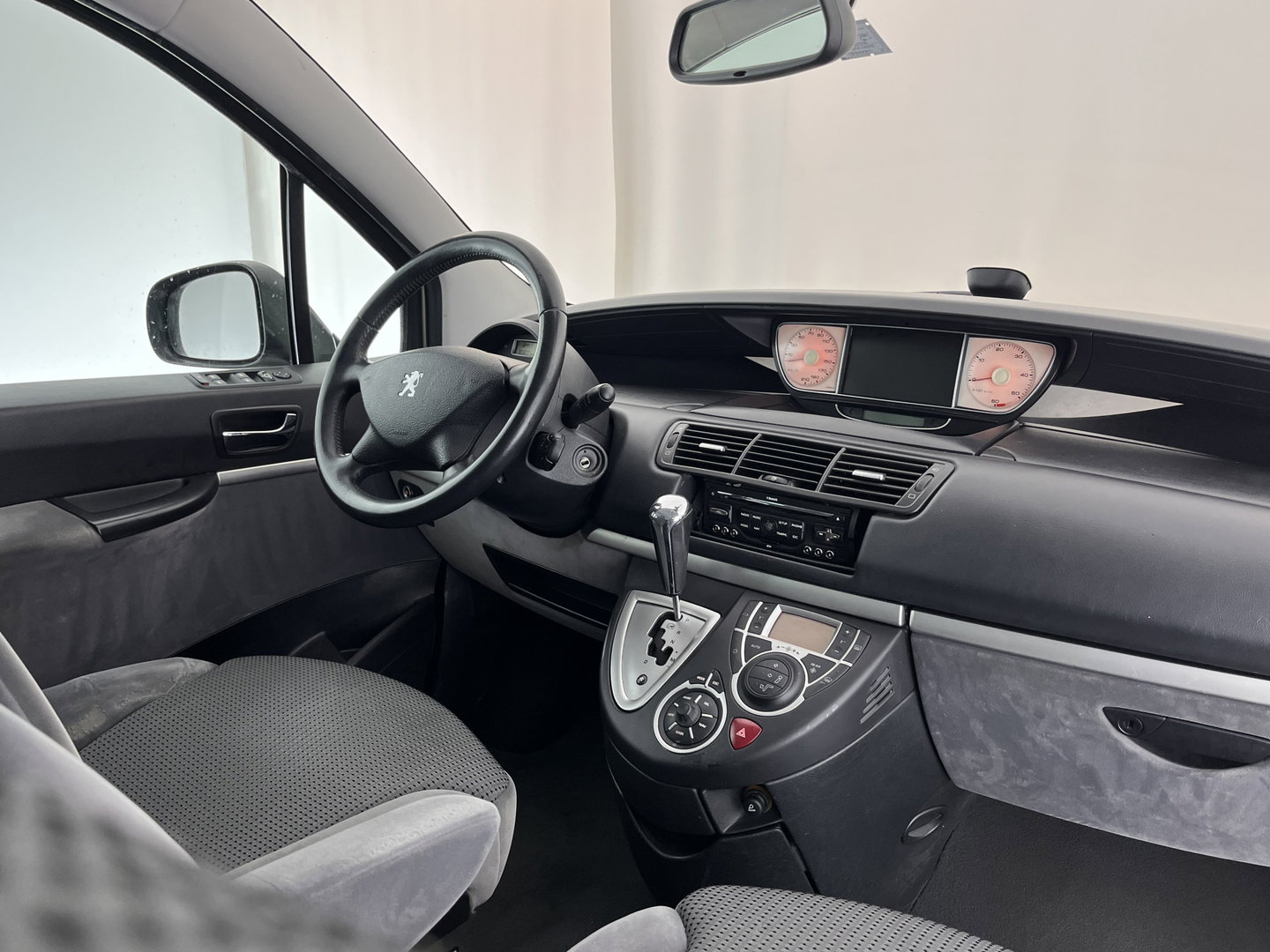 Peugeot 807 2.0 HDiF ST [ 7-Pers. ] Aut. *NAVI-FULLMAP | XENON | VELOURS-COMFORT-SEATS | HEATED-SEATS | ECC | PDC | CRUISE | TOWBAR | 16''ALU*