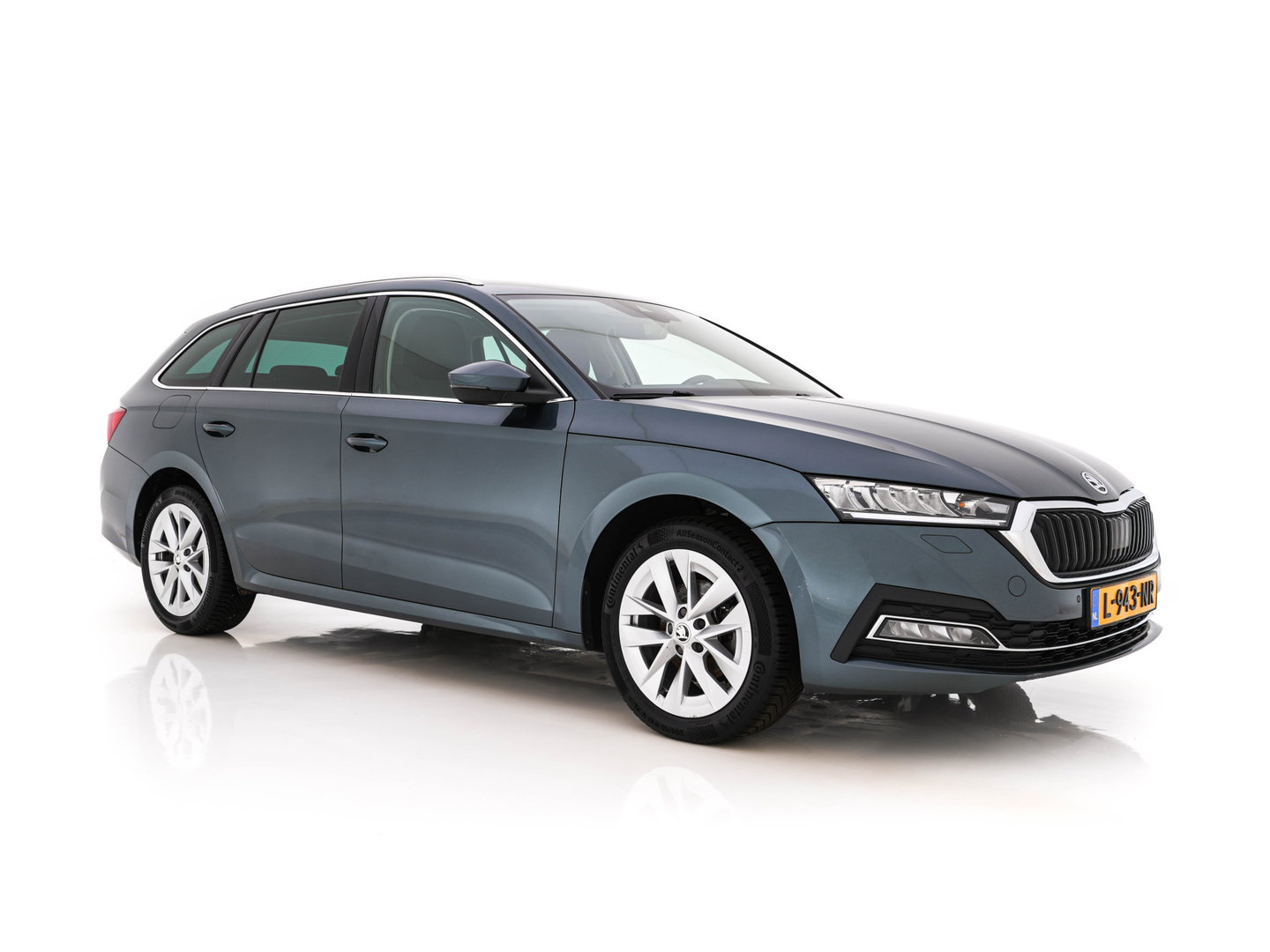 Škoda Octavia Combi 1.0 TSI Business Edition Plus (INCL-BTW) *FULL-LED | NAVI-FULLMAP | HEATED-COMFORTSEATS | DIGI-COCKPIT | CAMERA | KEYLESS | DAB | AMBIENTLIGHT | PRIVACYGLASS | ECC | CARPLAY | PDC | CRUISE | 17''ALU*
