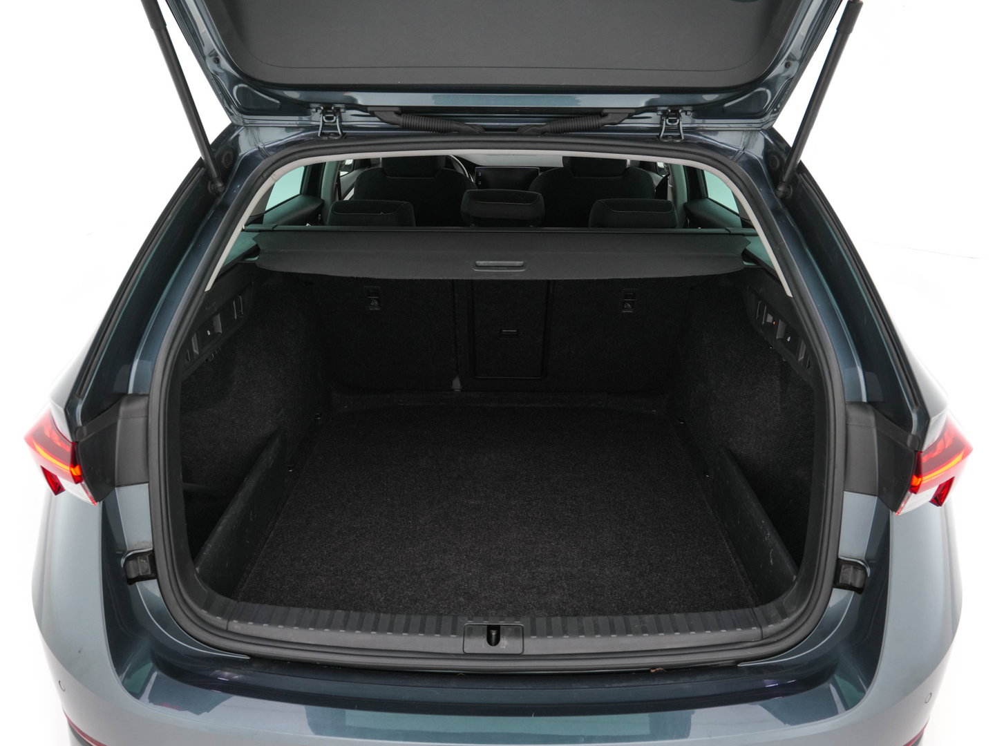 Škoda Octavia Combi 1.0 TSI Business Edition Plus (INCL-BTW) *FULL-LED | NAVI-FULLMAP | HEATED-COMFORTSEATS | DIGI-COCKPIT | CAMERA | KEYLESS | DAB | AMBIENTLIGHT | PRIVACYGLASS | ECC | CARPLAY | PDC | CRUISE | 17''ALU*