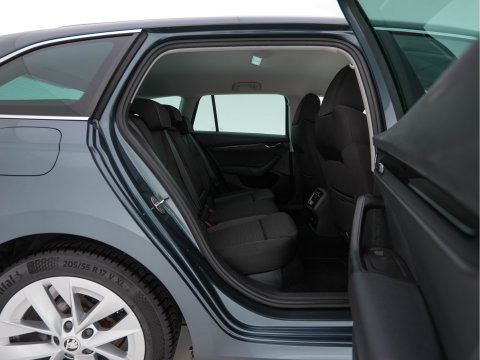 Škoda Octavia Combi 1.0 TSI Business Edition Plus (INCL-BTW) *FULL-LED | NAVI-FULLMAP | HEATED-COMFORTSEATS | DIGI-COCKPIT | CAMERA | KEYLESS | DAB | AMBIENTLIGHT | PRIVACYGLASS | ECC | CARPLAY | PDC | CRUISE | 17''ALU*