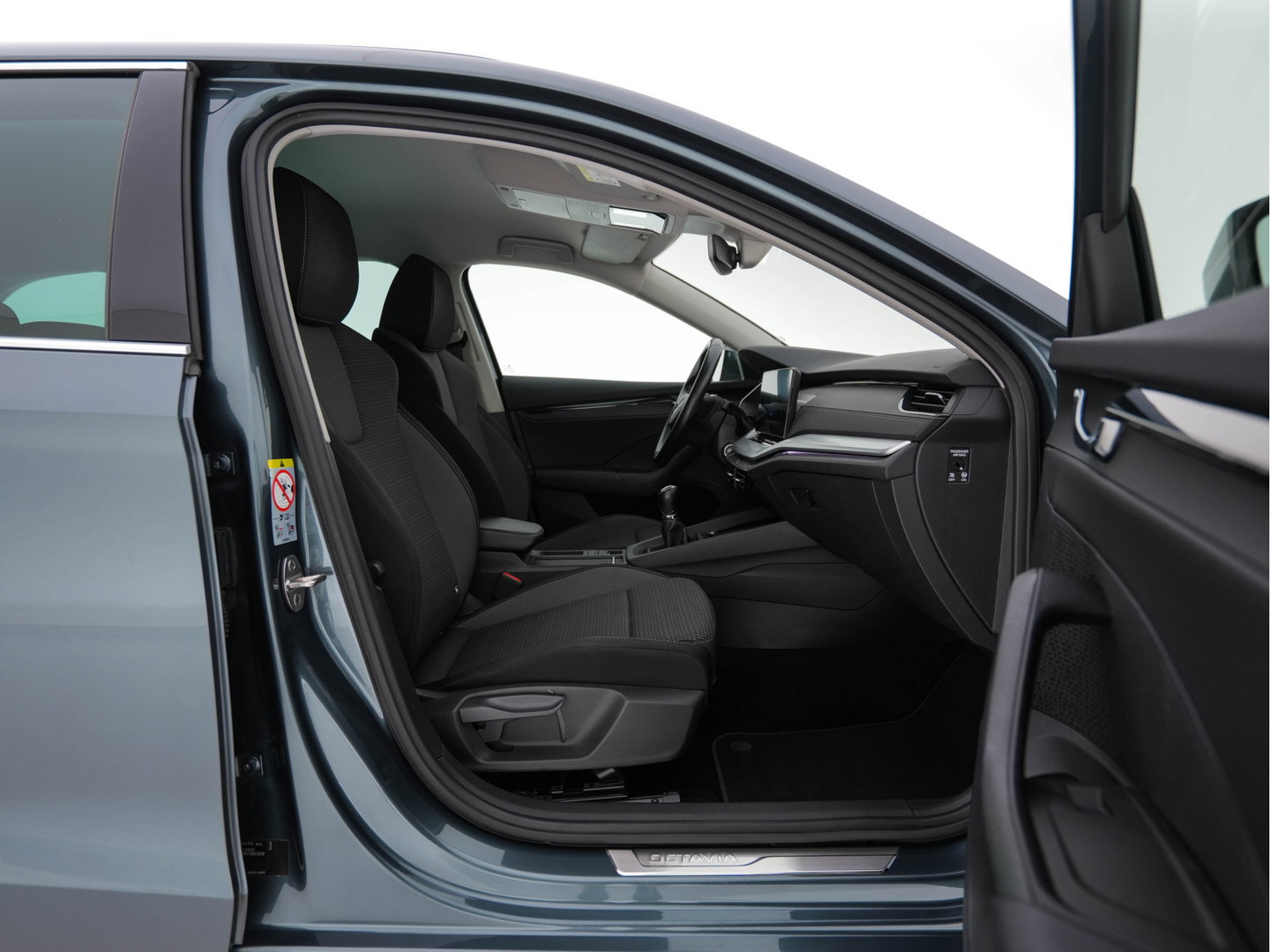 Škoda Octavia Combi 1.0 TSI Business Edition Plus (INCL-BTW) *FULL-LED | NAVI-FULLMAP | HEATED-COMFORTSEATS | DIGI-COCKPIT | CAMERA | KEYLESS | DAB | AMBIENTLIGHT | PRIVACYGLASS | ECC | CARPLAY | PDC | CRUISE | 17''ALU*