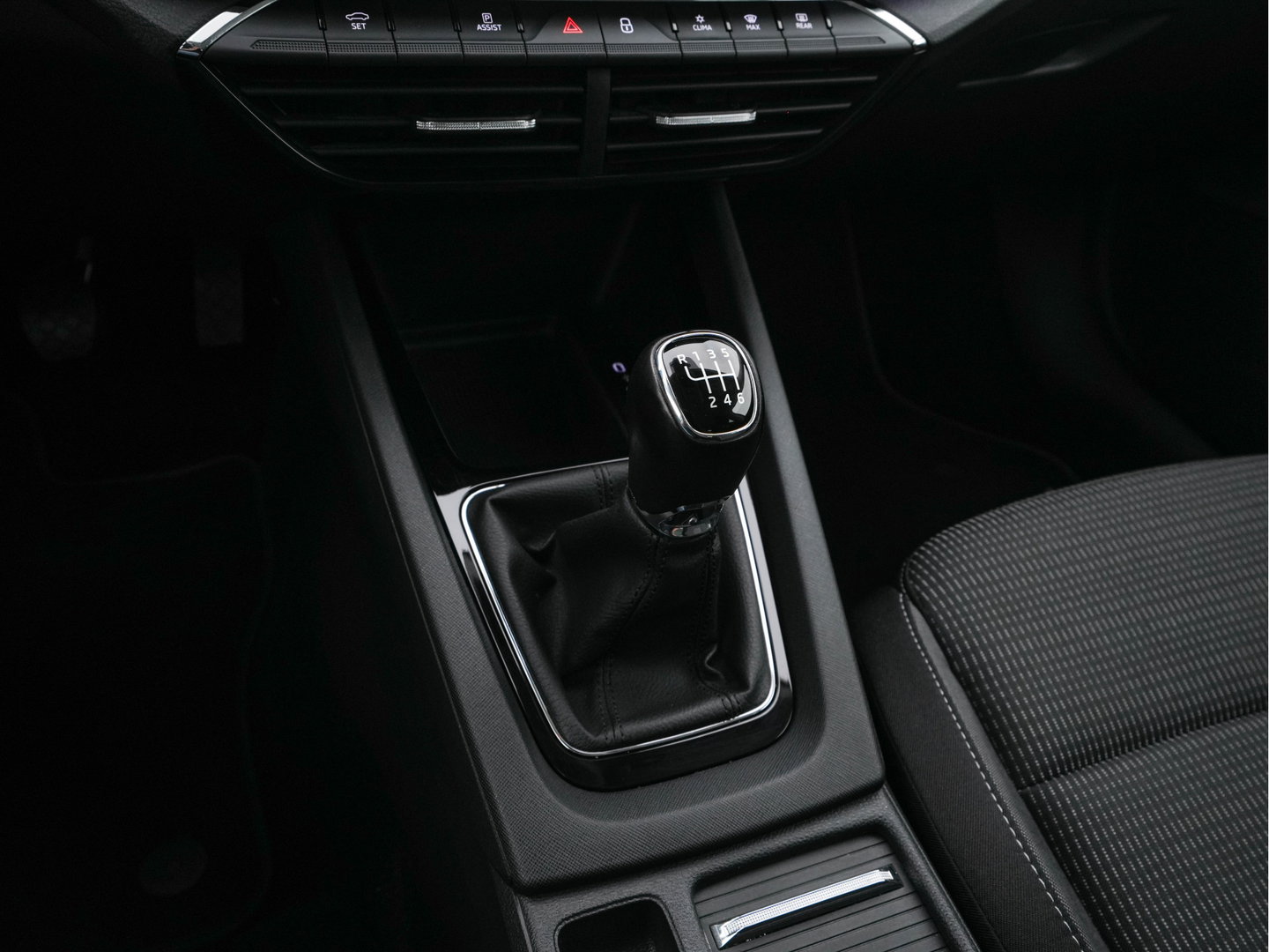 Škoda Octavia Combi 1.0 TSI Business Edition Plus (INCL-BTW) *FULL-LED | NAVI-FULLMAP | HEATED-COMFORTSEATS | DIGI-COCKPIT | CAMERA | KEYLESS | DAB | AMBIENTLIGHT | PRIVACYGLASS | ECC | CARPLAY | PDC | CRUISE | 17''ALU*