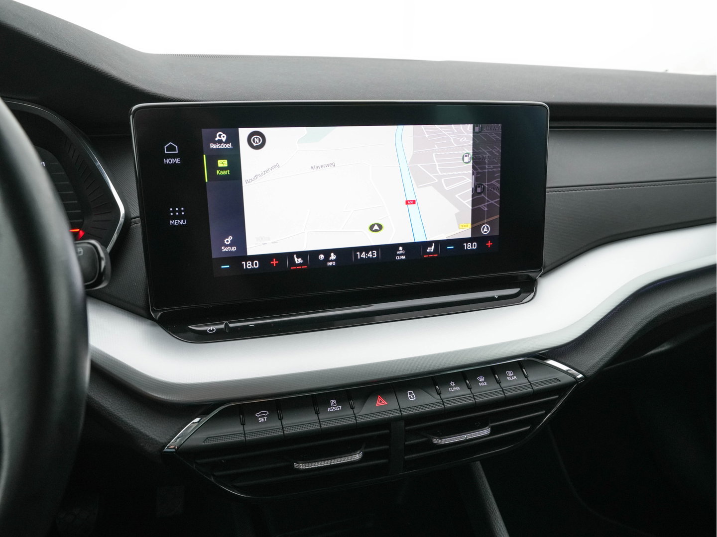 Škoda Octavia Combi 1.0 TSI Business Edition Plus (INCL-BTW) *FULL-LED | NAVI-FULLMAP | HEATED-COMFORTSEATS | DIGI-COCKPIT | CAMERA | KEYLESS | DAB | AMBIENTLIGHT | PRIVACYGLASS | ECC | CARPLAY | PDC | CRUISE | 17''ALU*