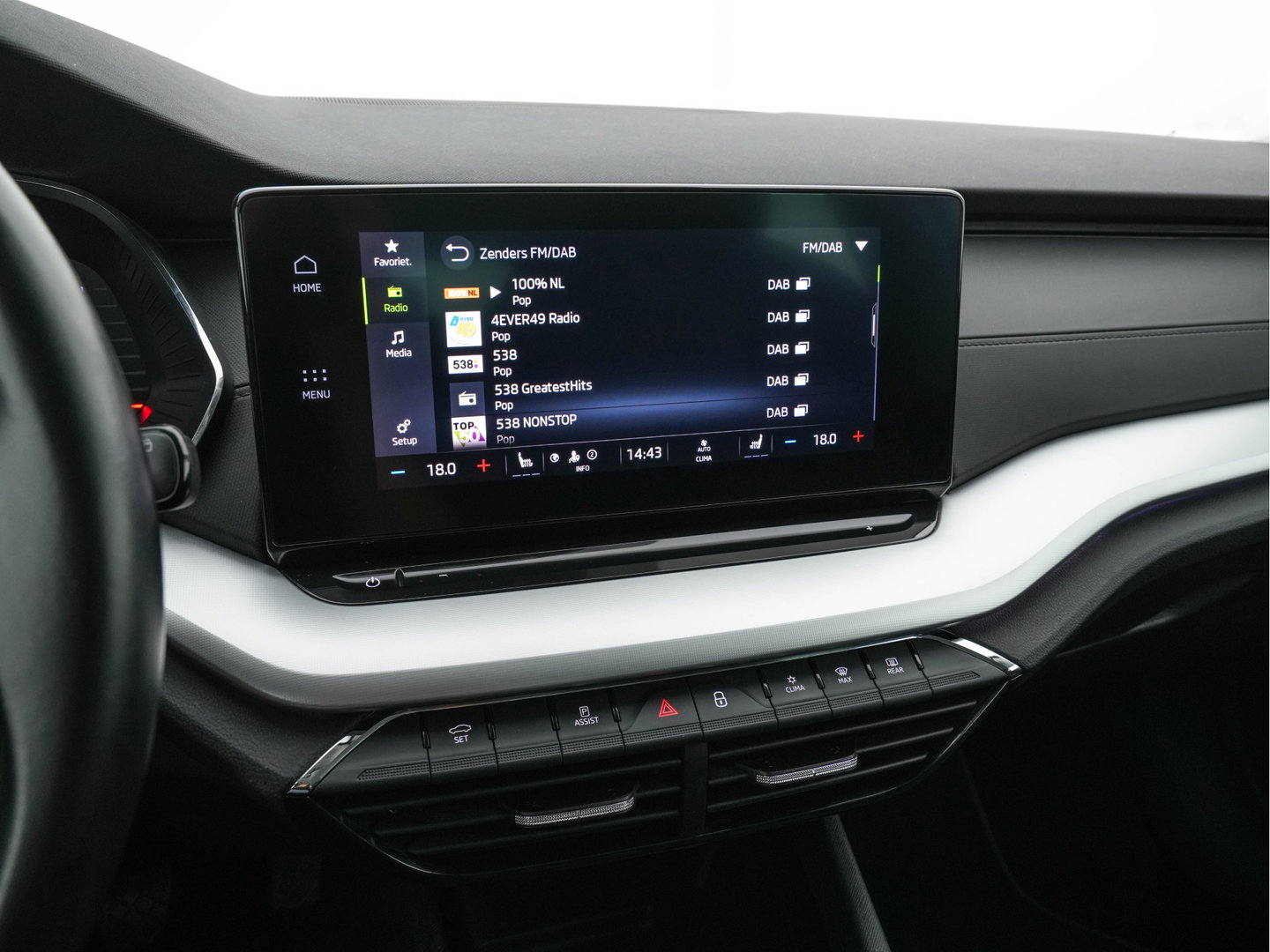 Škoda Octavia Combi 1.0 TSI Business Edition Plus (INCL-BTW) *FULL-LED | NAVI-FULLMAP | HEATED-COMFORTSEATS | DIGI-COCKPIT | CAMERA | KEYLESS | DAB | AMBIENTLIGHT | PRIVACYGLASS | ECC | CARPLAY | PDC | CRUISE | 17''ALU*
