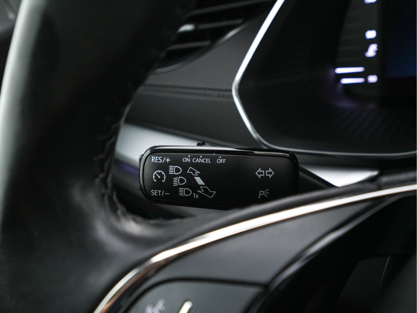 Škoda Octavia Combi 1.0 TSI Business Edition Plus (INCL-BTW) *FULL-LED | NAVI-FULLMAP | HEATED-COMFORTSEATS | DIGI-COCKPIT | CAMERA | KEYLESS | DAB | AMBIENTLIGHT | PRIVACYGLASS | ECC | CARPLAY | PDC | CRUISE | 17''ALU*