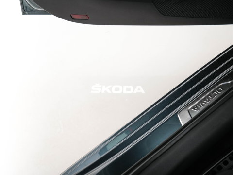 Škoda Octavia Combi 1.0 TSI Business Edition Plus (INCL-BTW) *FULL-LED | NAVI-FULLMAP | HEATED-COMFORTSEATS | DIGI-COCKPIT | CAMERA | KEYLESS | DAB | AMBIENTLIGHT | PRIVACYGLASS | ECC | CARPLAY | PDC | CRUISE | 17''ALU*