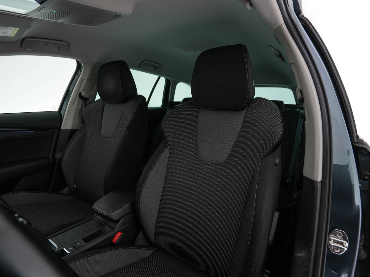 Škoda Octavia Combi 1.0 TSI Business Edition Plus (INCL-BTW) *FULL-LED | NAVI-FULLMAP | HEATED-COMFORTSEATS | DIGI-COCKPIT | CAMERA | KEYLESS | DAB | AMBIENTLIGHT | PRIVACYGLASS | ECC | CARPLAY | PDC | CRUISE | 17''ALU*