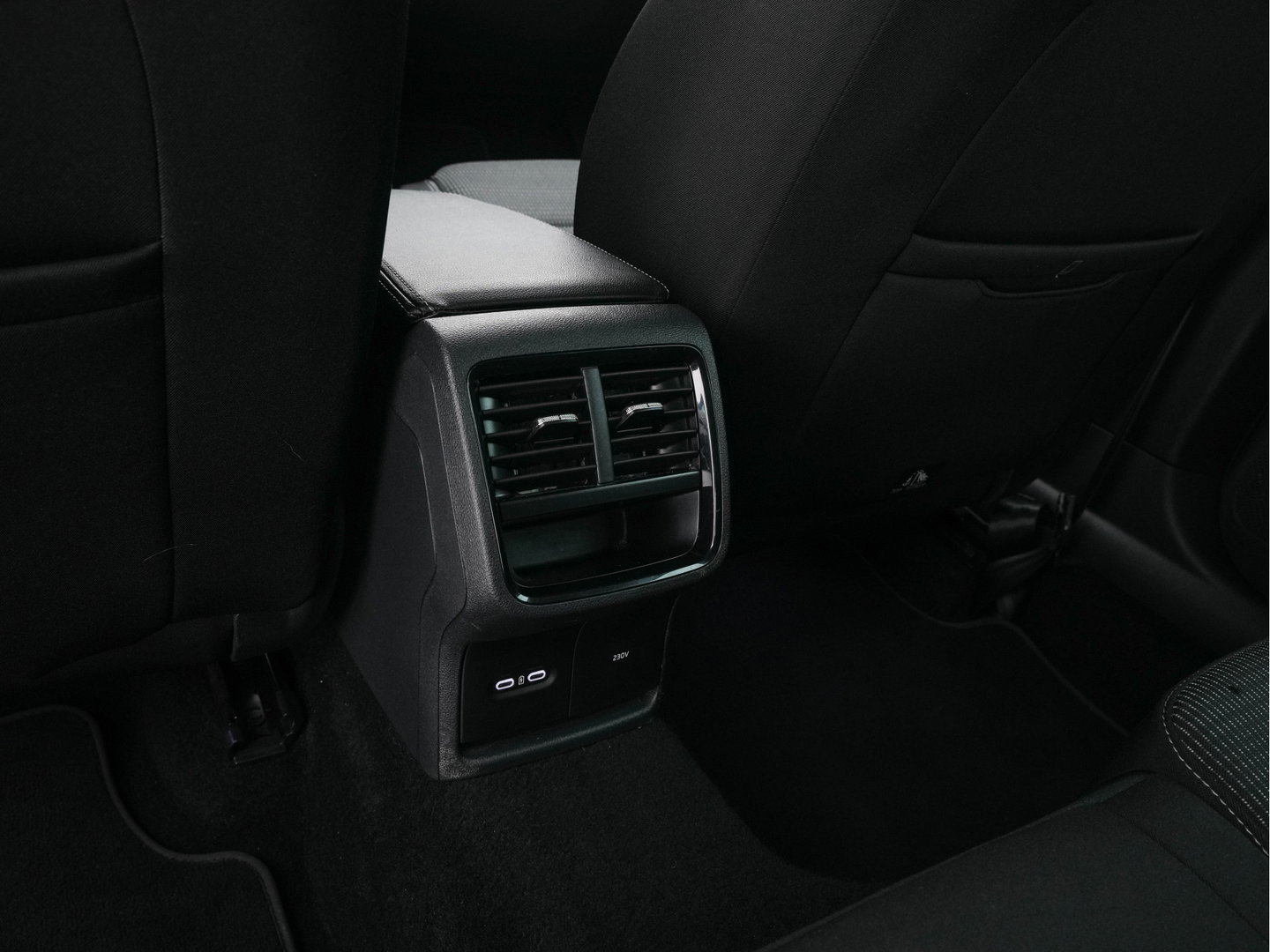 Škoda Octavia Combi 1.0 TSI Business Edition Plus (INCL-BTW) *FULL-LED | NAVI-FULLMAP | HEATED-COMFORTSEATS | DIGI-COCKPIT | CAMERA | KEYLESS | DAB | AMBIENTLIGHT | PRIVACYGLASS | ECC | CARPLAY | PDC | CRUISE | 17''ALU*
