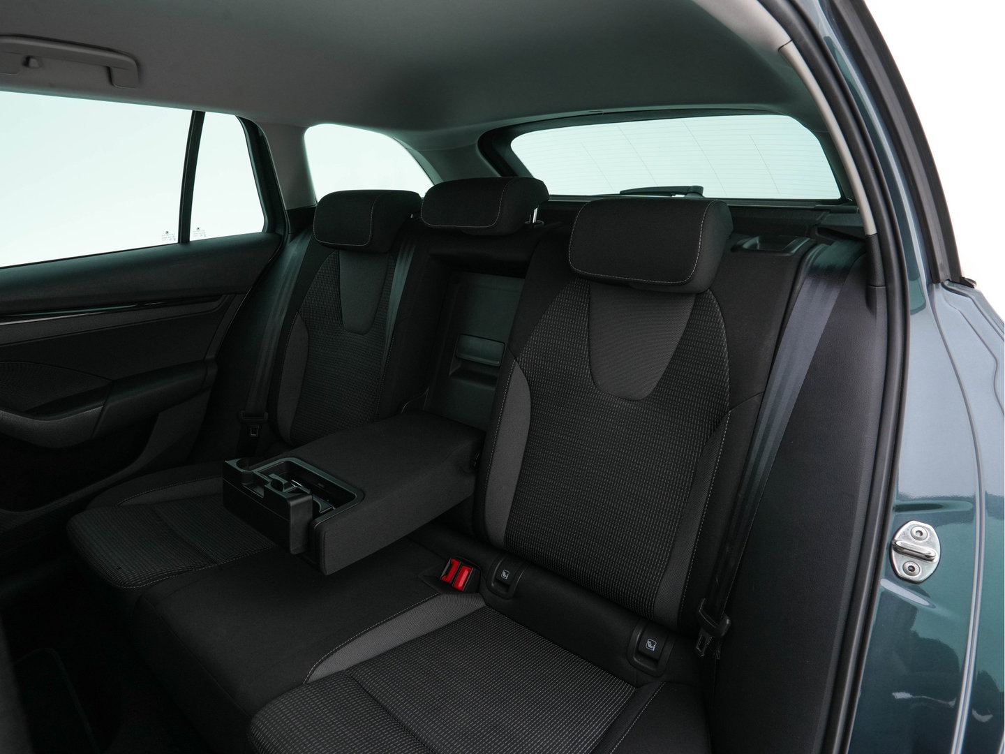 Škoda Octavia Combi 1.0 TSI Business Edition Plus (INCL-BTW) *FULL-LED | NAVI-FULLMAP | HEATED-COMFORTSEATS | DIGI-COCKPIT | CAMERA | KEYLESS | DAB | AMBIENTLIGHT | PRIVACYGLASS | ECC | CARPLAY | PDC | CRUISE | 17''ALU*