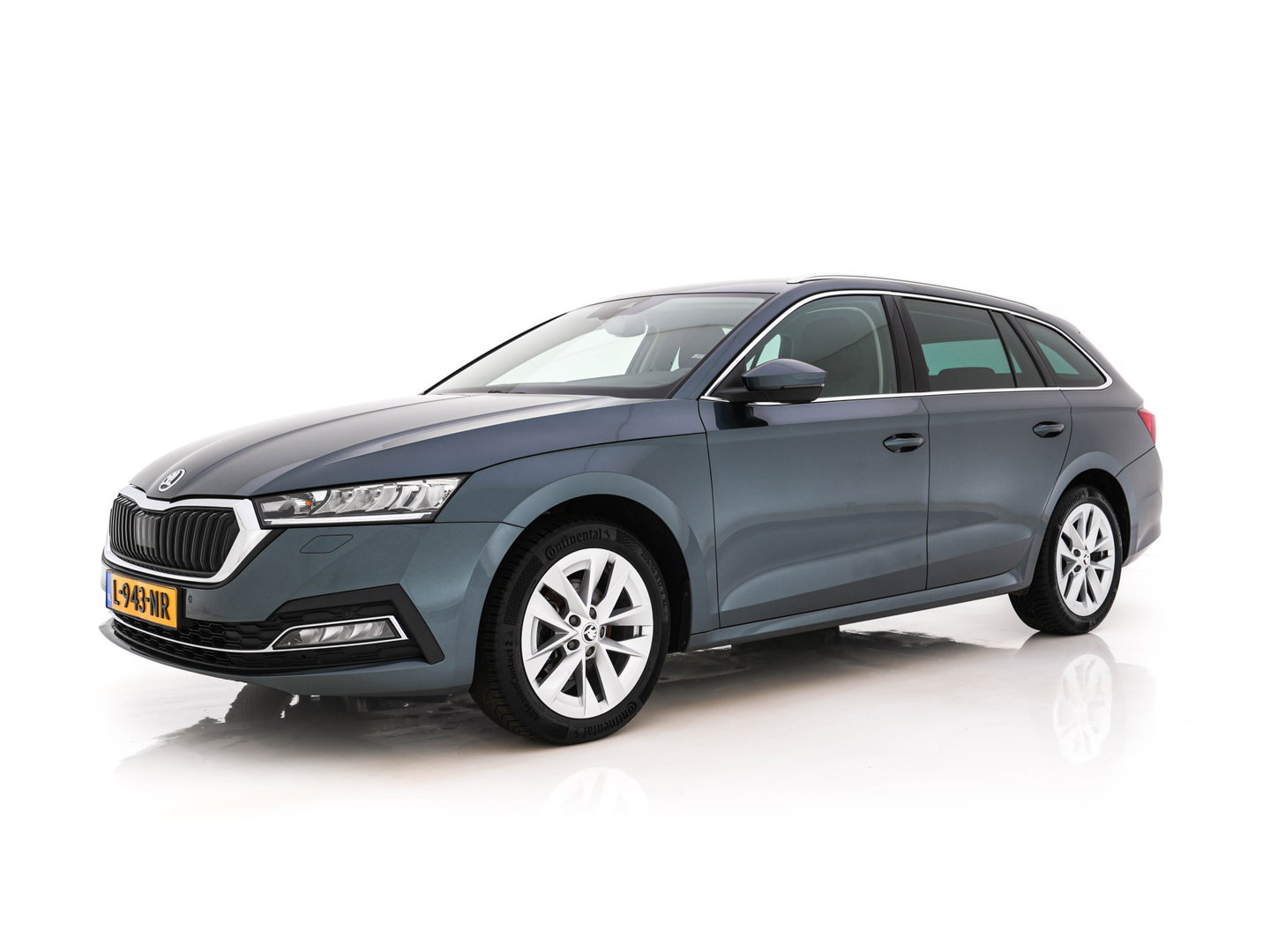 Škoda Octavia Combi 1.0 TSI Business Edition Plus (INCL-BTW) *FULL-LED | NAVI-FULLMAP | HEATED-COMFORTSEATS | DIGI-COCKPIT | CAMERA | KEYLESS | DAB | AMBIENTLIGHT | PRIVACYGLASS | ECC | CARPLAY | PDC | CRUISE | 17''ALU*
