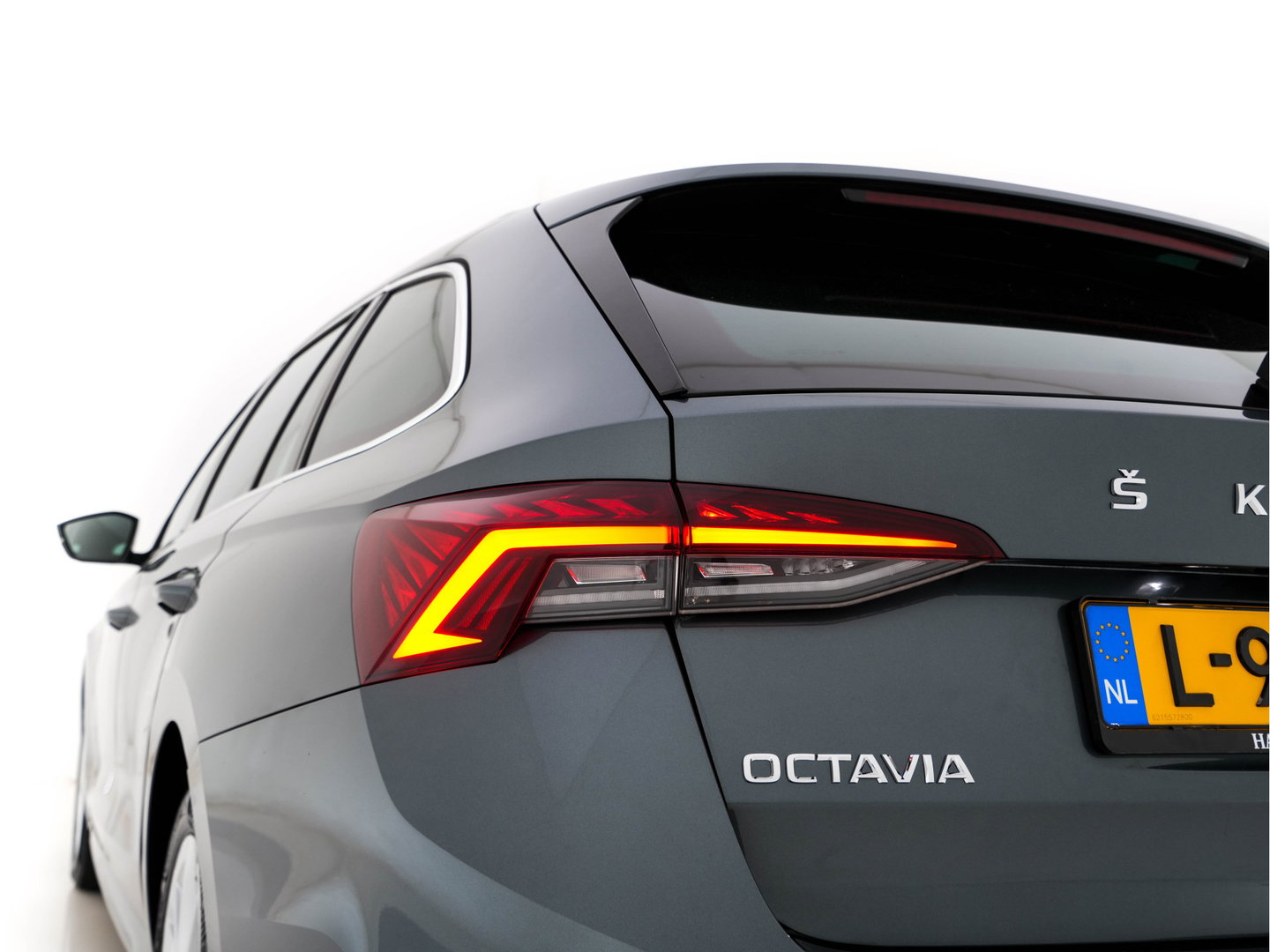 Škoda Octavia Combi 1.0 TSI Business Edition Plus (INCL-BTW) *FULL-LED | NAVI-FULLMAP | HEATED-COMFORTSEATS | DIGI-COCKPIT | CAMERA | KEYLESS | DAB | AMBIENTLIGHT | PRIVACYGLASS | ECC | CARPLAY | PDC | CRUISE | 17''ALU*